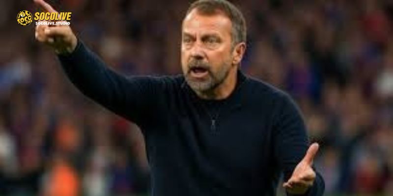 HLV Elche chỉ đạo học trò trên đường pitch